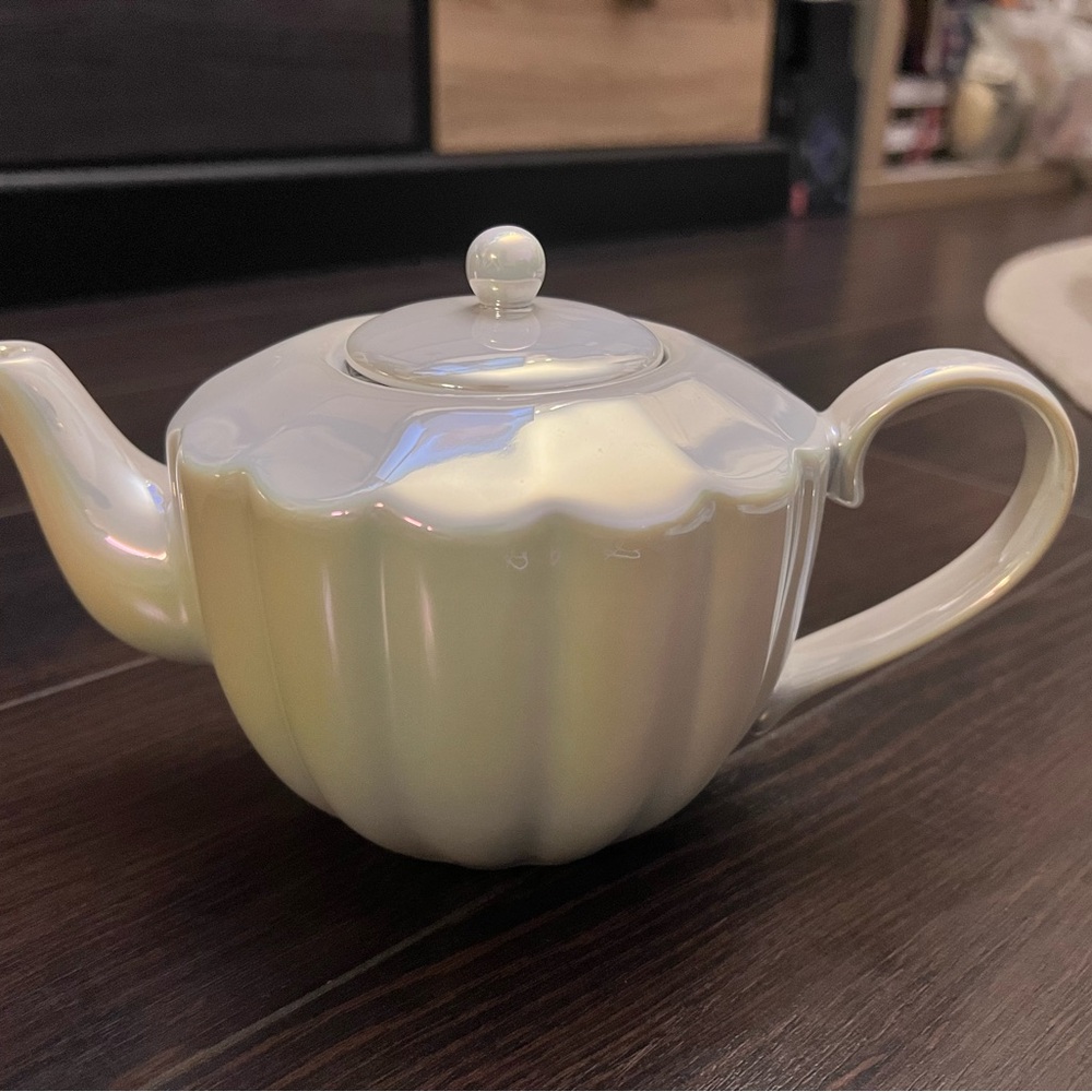 Shell Opal Cream Teapot